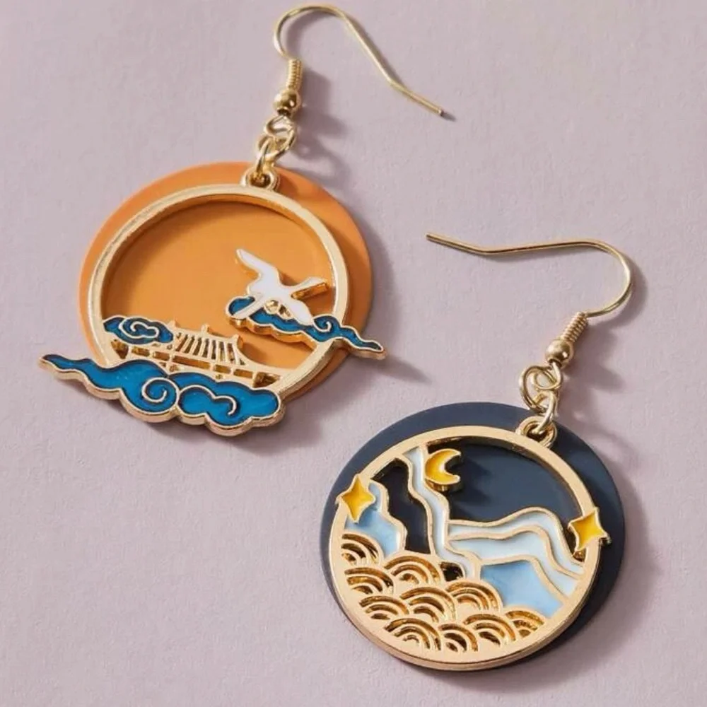 🦋 3/$24 Night and day circular dangling earrings / NWOT - Picture 1 of 3